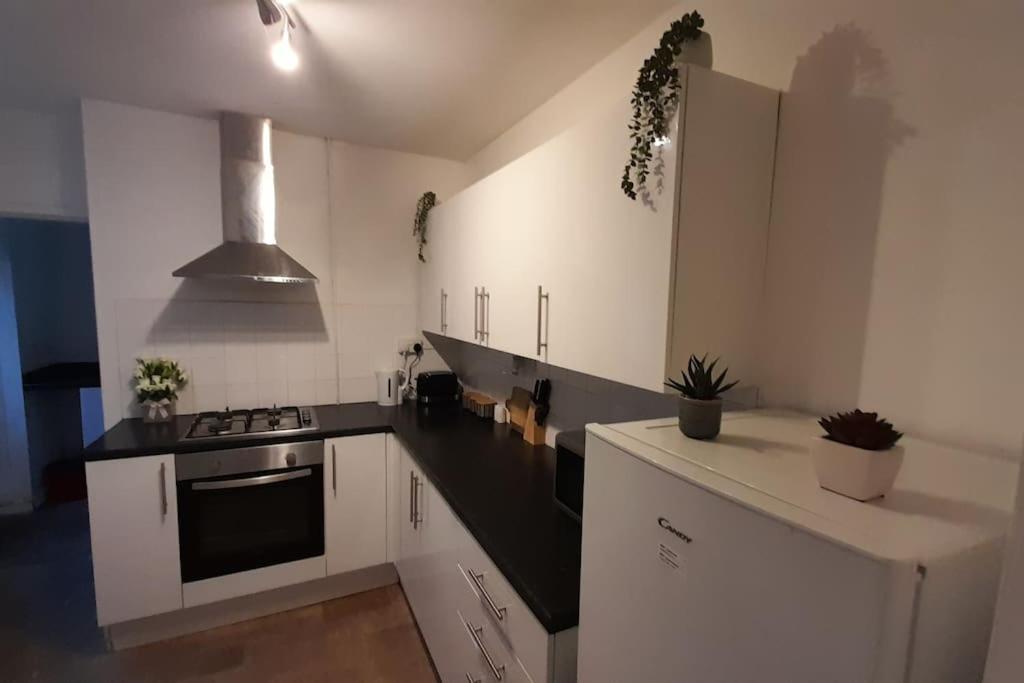 Spacious 4 Bedroom, Free Netflix, Central Location Cardiff Esterno foto